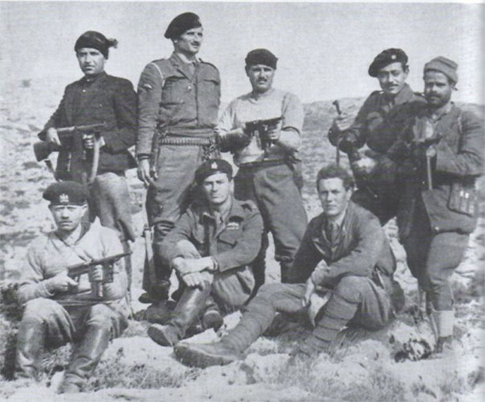Группа британских военнослужащих УСО (Управление специальных операций), вооруженных UD M42, на Крите.
