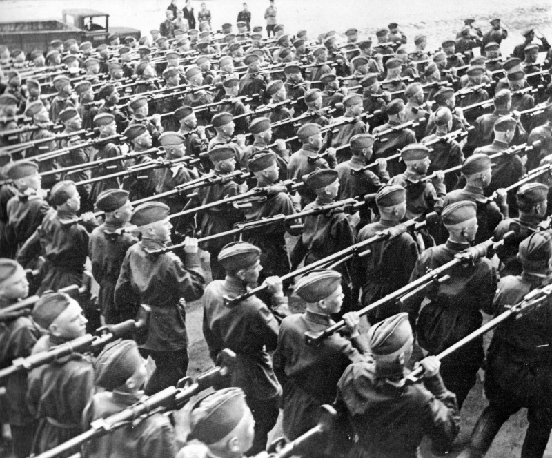 Советские солдаты-бронебойщики на параде
