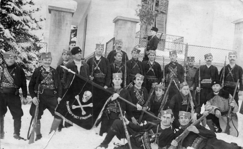 Отряд четников из Делиградского корпуса в городе Сокобаня, Сербия. Револьвер Rast & Gasser M1898 виден за поясом у второго слева бойца