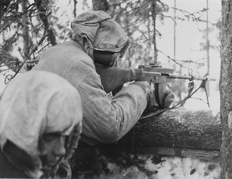 Финский пулемётчик на огневой позиции с Lahti-Saloranta M/26