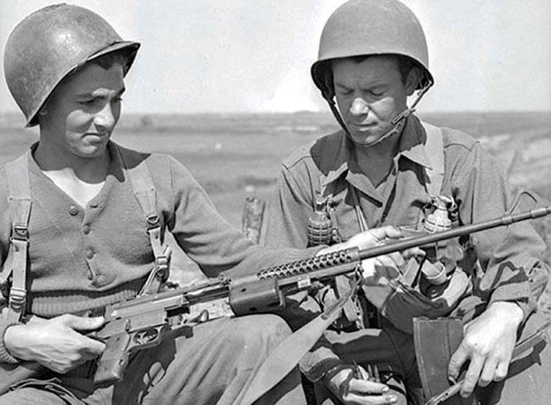 Американские солдаты из сил специального назначения в Италии с пулемётом Джонсона