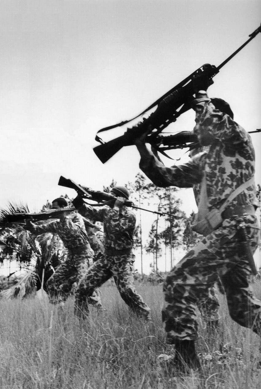 Бойцы Специального Парашютного корпуса морской пехоты США с винтовками Johnson M1941 на занятиях по рукопашному бою