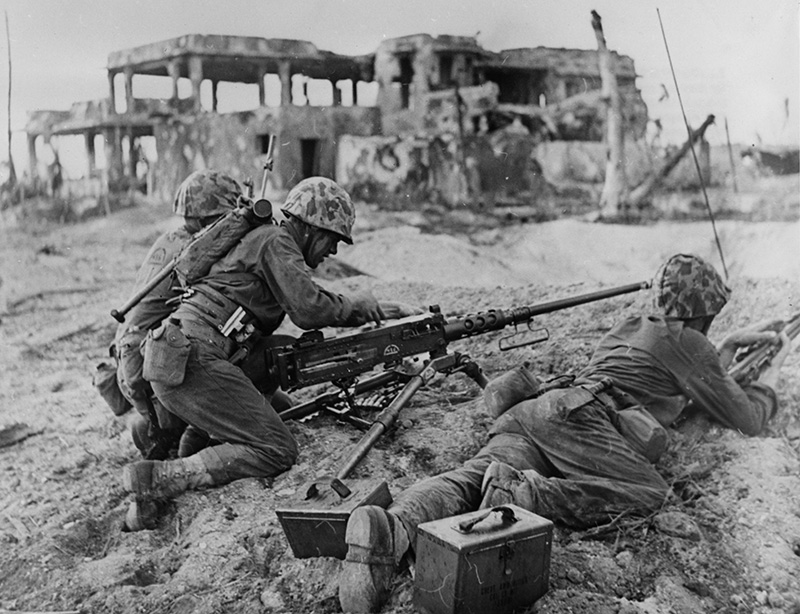Американские морские пехотинцы с Browning M2 во время боев за атолл Кваджалейн (Kwajalein)