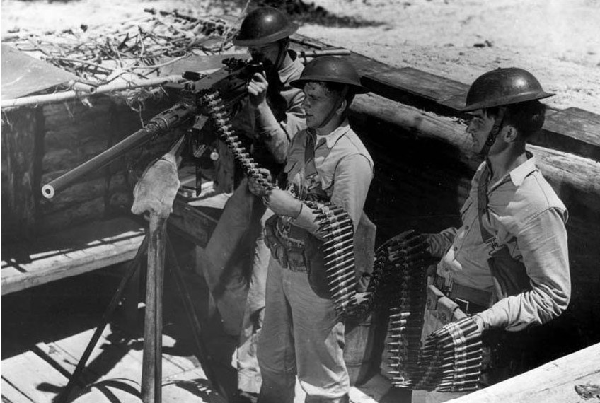 Британские солдаты на позиции с пулемётом M2HB