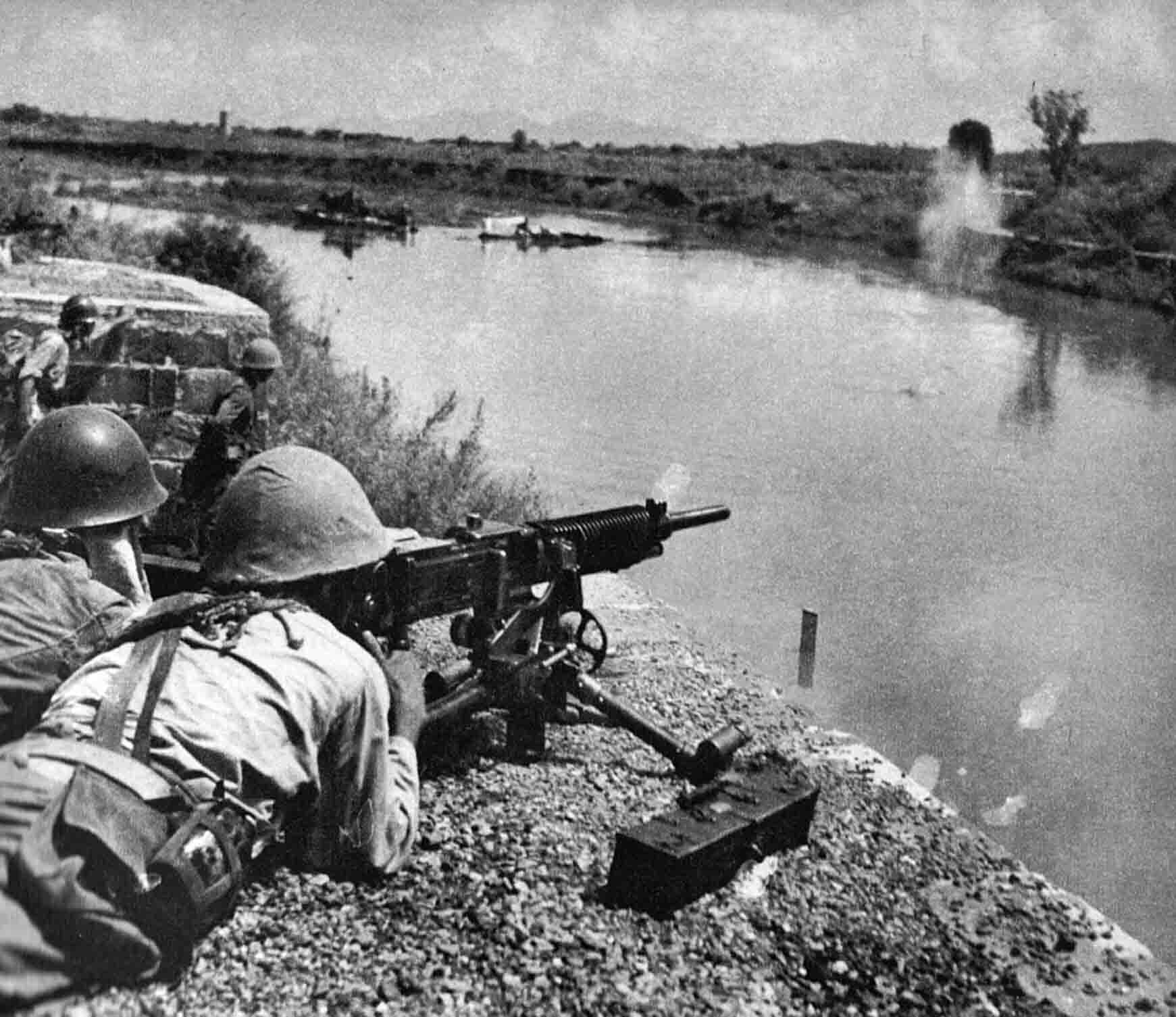 Японские солдаты ведут огонь из пулемёта Тип 92 через реку Мило. Китай, сентябрь 1941 года
