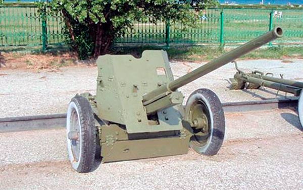 45-мм <a href='https://arsenal-info.ru/b/book/1671492103/2' target='_self'>противотанковая пушка</a> образца 1942 г. (М-42)
