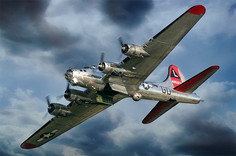 B-17 в воздухе, виден открытый бомболюк 