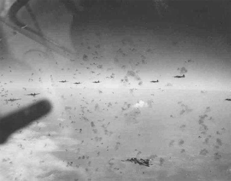 Впрочем, даже учитывая впечатляющее оборонительное вооружение, B-17 несли большие потери.