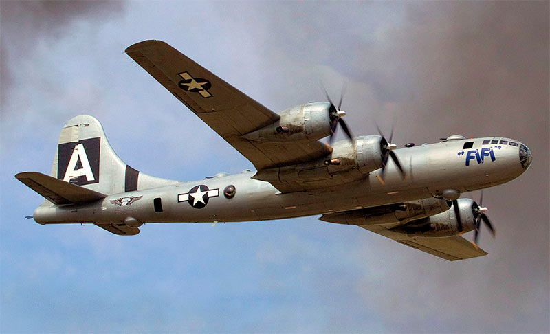 B-29 «Суперкрепость» - с этого ракурса сходство с B-17 явно выдает родственную связь двух бомбардировщиков