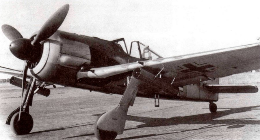 Под крыльями этого «фоккера» пусковые установки неуправляемых реактичных снарядов Wurframmen Granate 21. Имя калибр 210-мм они представляли собой авиационную версию немецкого пятиствольного реактивного миномета.
