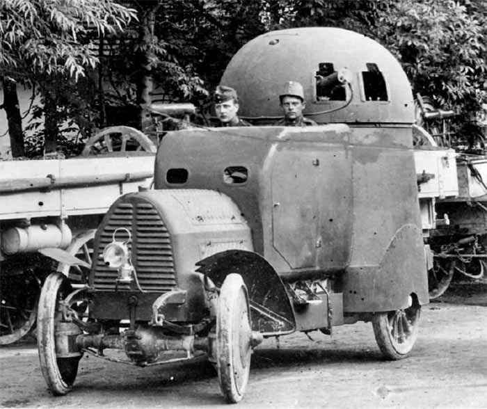 А это уже модернизированный Первый вариант броневика Austro-Daimler Panzerwagen, с двумя пулеметами