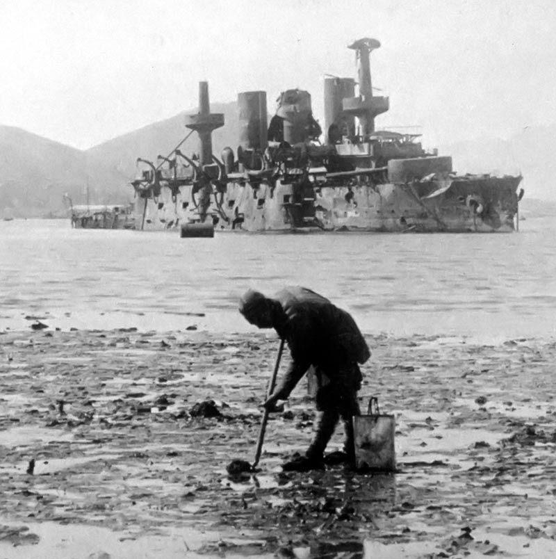 Разбитый броненосец 'Пересвет' в гавани Порт-Артура