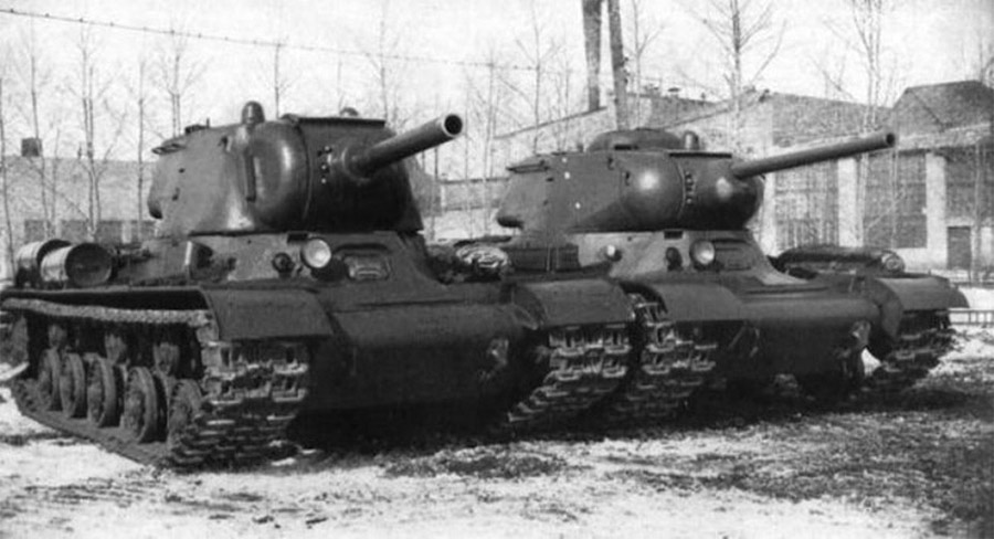 Средний танк КВ-13 справа и тяжелый ИС-1 слева.
