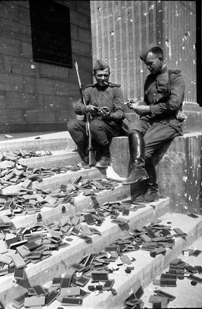 советские солдаты в Берлине
