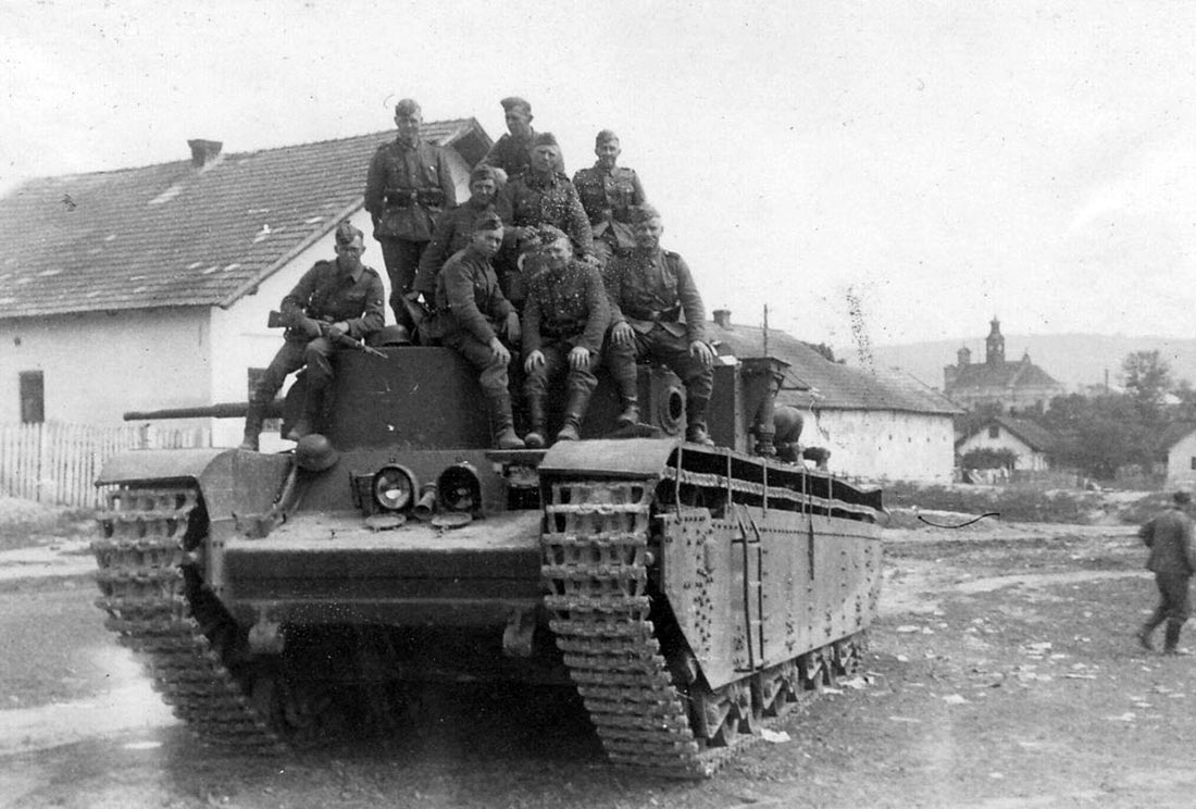 Т-35 оставленный экипажем в Бело-Каменке 30 июля 1941 из-за поломки двигателя.