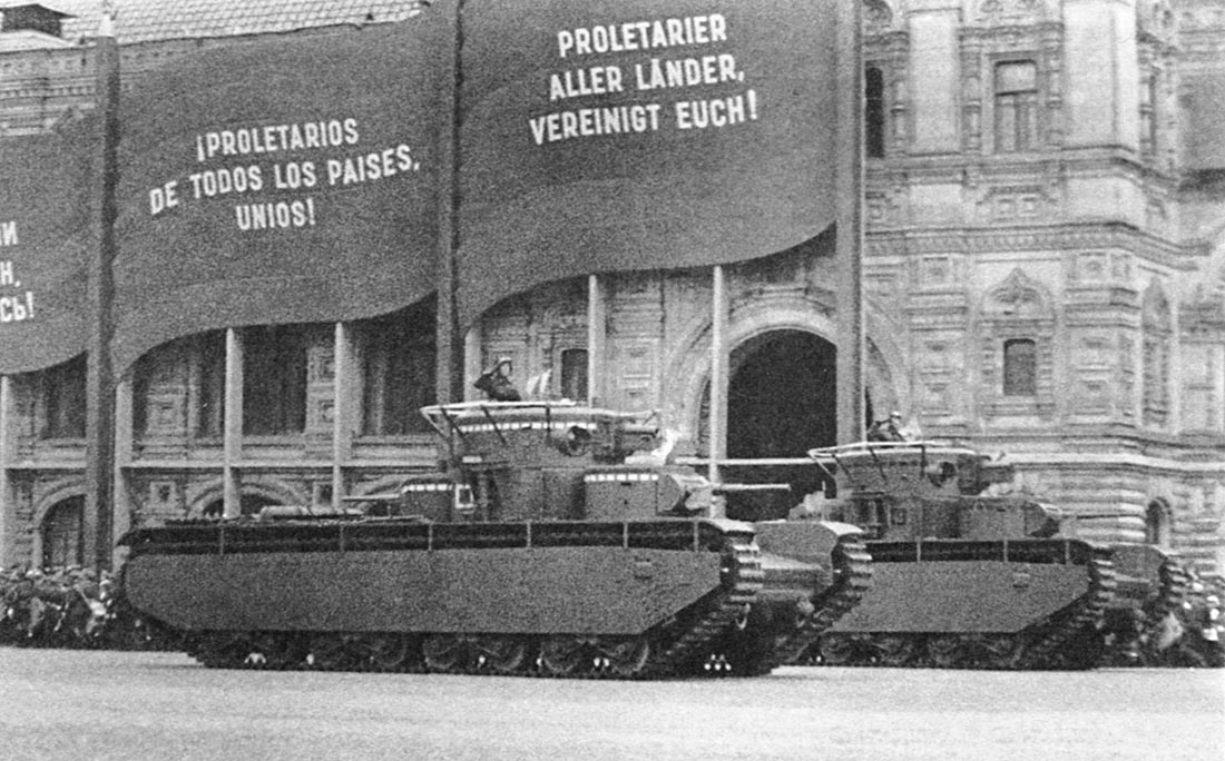 Танки Т-35 ранних выпусков проходят строем по Красной Площади