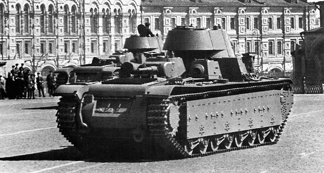 Тяжелые танки Т-35 проходят по Красной Площади, 1 мая 1941 г.