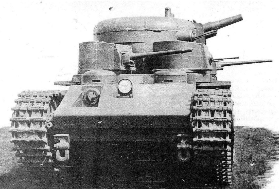 Прототип тяжелого танка Т-35А, с характерными «зализанными» обводами башни главного калибра