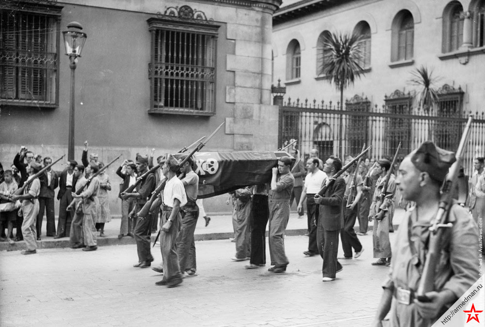 Почетный караул на похоронах женщины - бойца народного ополчения. Мадрид, Испания, 1936.