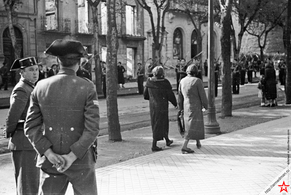 Служащие испанской «Гражданской Гвардии» в Сан-Себастьян, наблюдают за порядком на улицах. Снимок времен гражданской войны в Испании