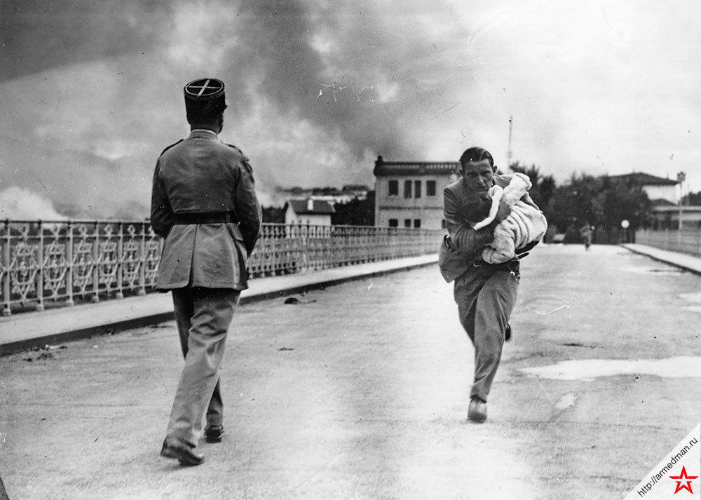 Журналист Раймонд Уокер спасает ребенка в Испании, 1936 г.