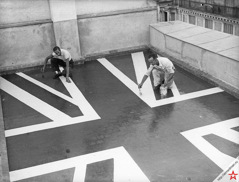 Рабочие рисуют «Юнион Джек» на крыше британского посольства в Мадриде, 1936 г.