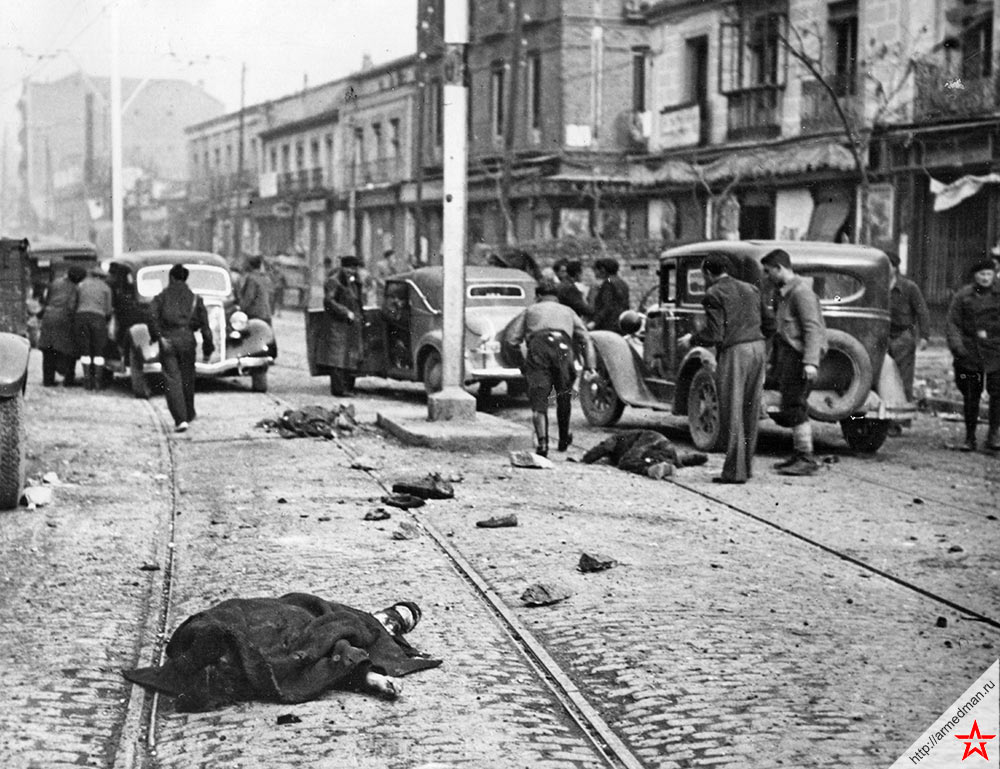 Жертвы внезапного воздушного налета на одной из городских улиц, 1937 г., Испания