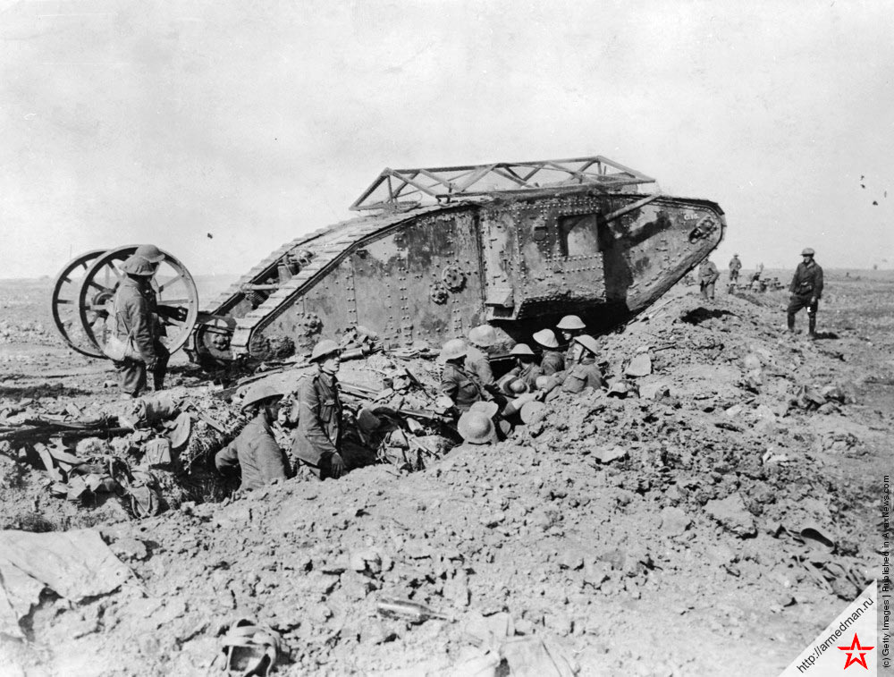 Британские солдаты во время наступления во французской провинции Фландрия. Танк на фоне - британская «четверка» (MK-IV), 1917 г.