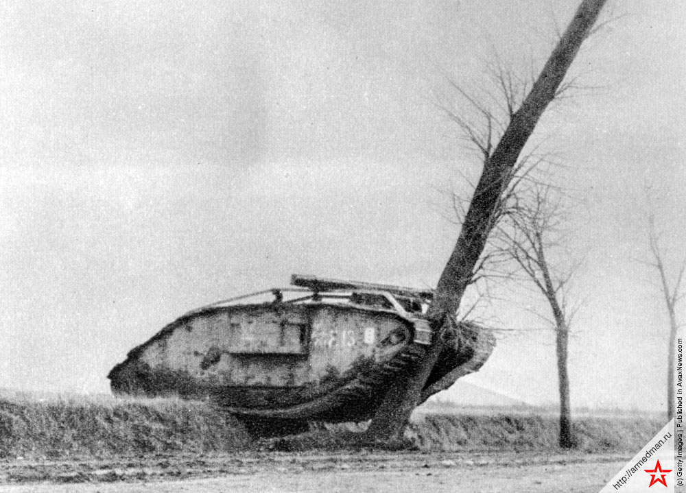 британский танк MK-IV поваливший дерево, 1917 г, франция