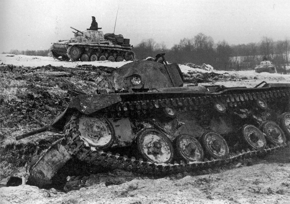 Немецкие танки Pz.II проезжают мимо подбитого в районе реки Истры советского танка «Валентайн» Mk.III. Это один из первых танков, полученных СССР по ленд-лизу из Великобритании.