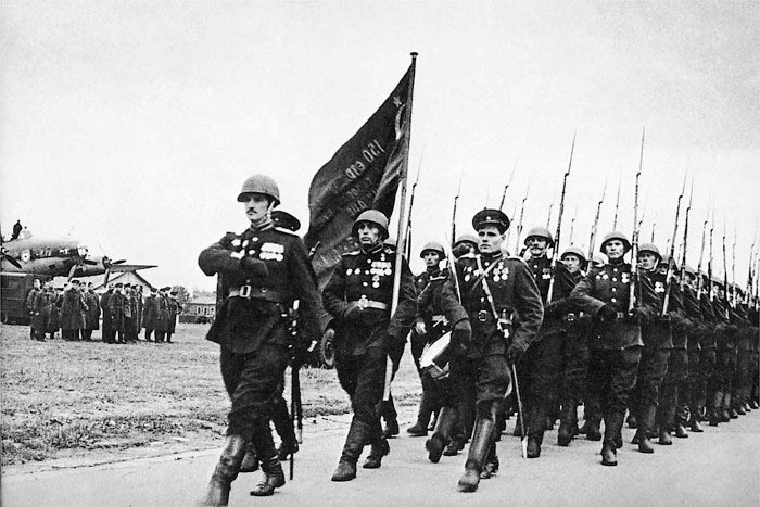 20 июня 1945 года. Знамена Победы торжественно доставили из Берлина в Москву