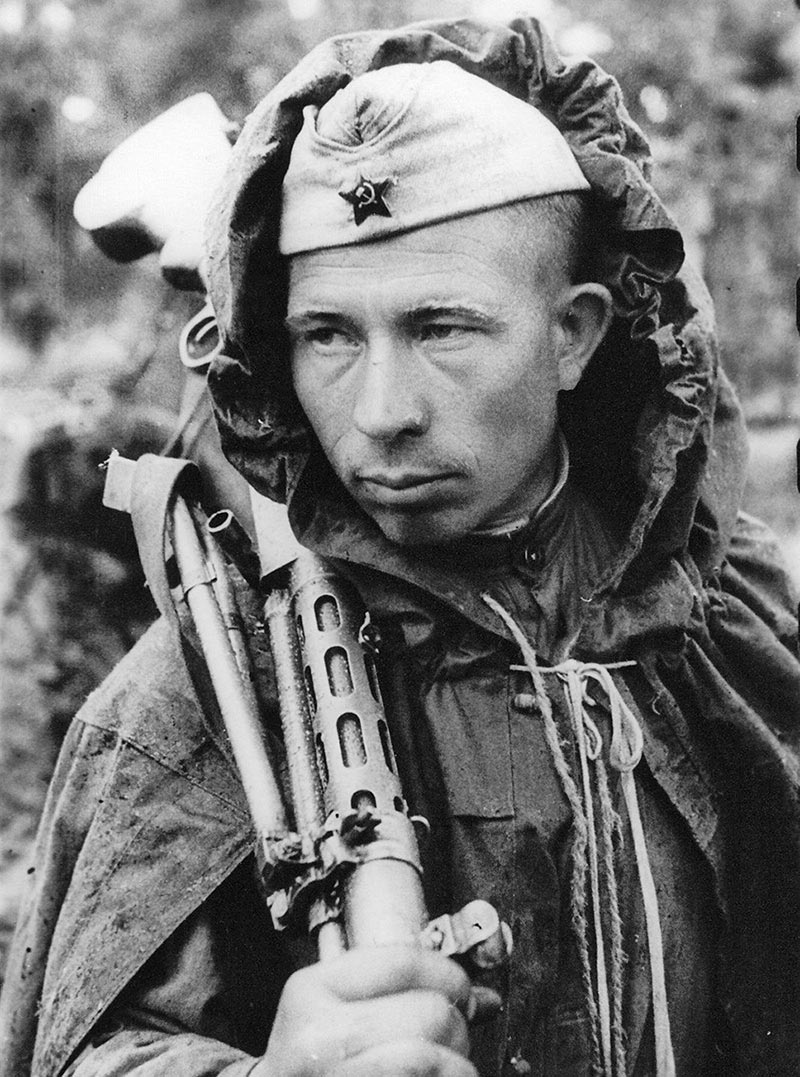 Пулеметчик гвардии рядовой Ефим Костин, награжденный орденом Красной Звезды. Ленинградский фронт, август 1944 год.