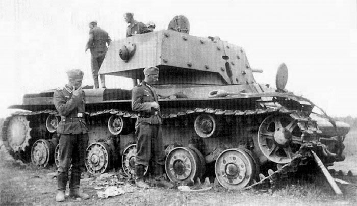 Немецкие солдаты осматривают подбитый тяжелый танк Кв-1, 1941 год.