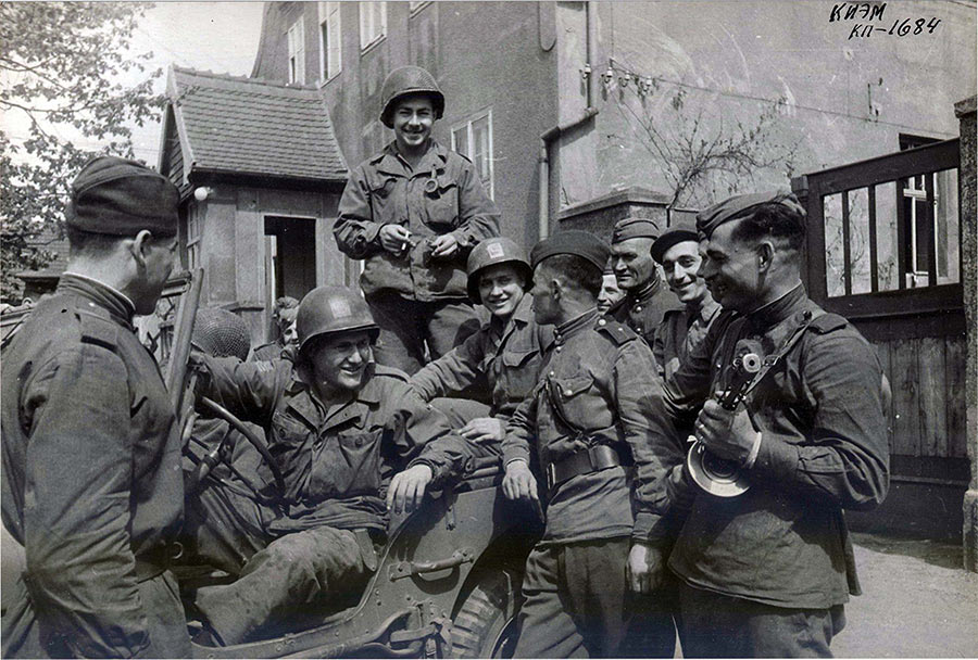 25 апреля 1945 г., американские и советские солдаты накануне победы