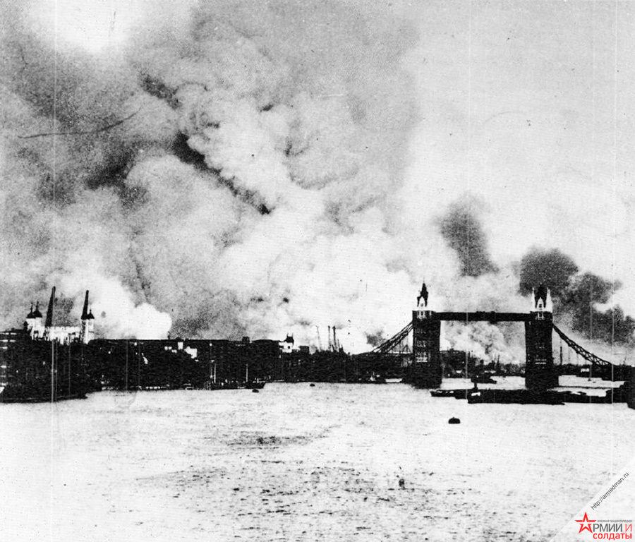 Одна из первых немецких бомбардировок Лондона. Горят городские доки.