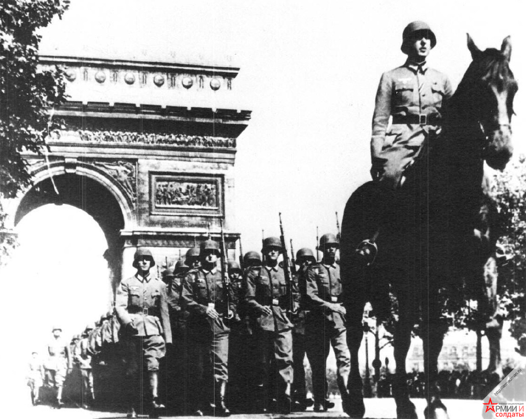 Немецкие солдаты проходят под Триумфальной аркой в Париже, 1940 г.