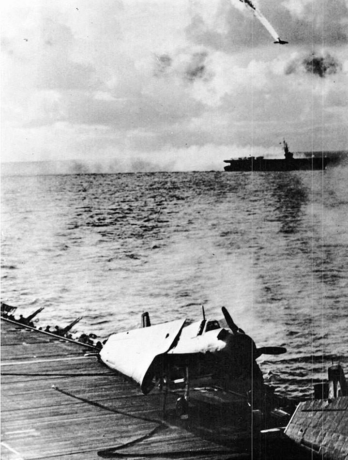 Эпизод боя в Коралловом Море.  Японцы утопили американский авианосец 'Лексингтон', но не добили  тяжело поврежденный 'Йорктаун'. Очень скоро эта ошибка больно аукнется в битве при Мидуэйе.