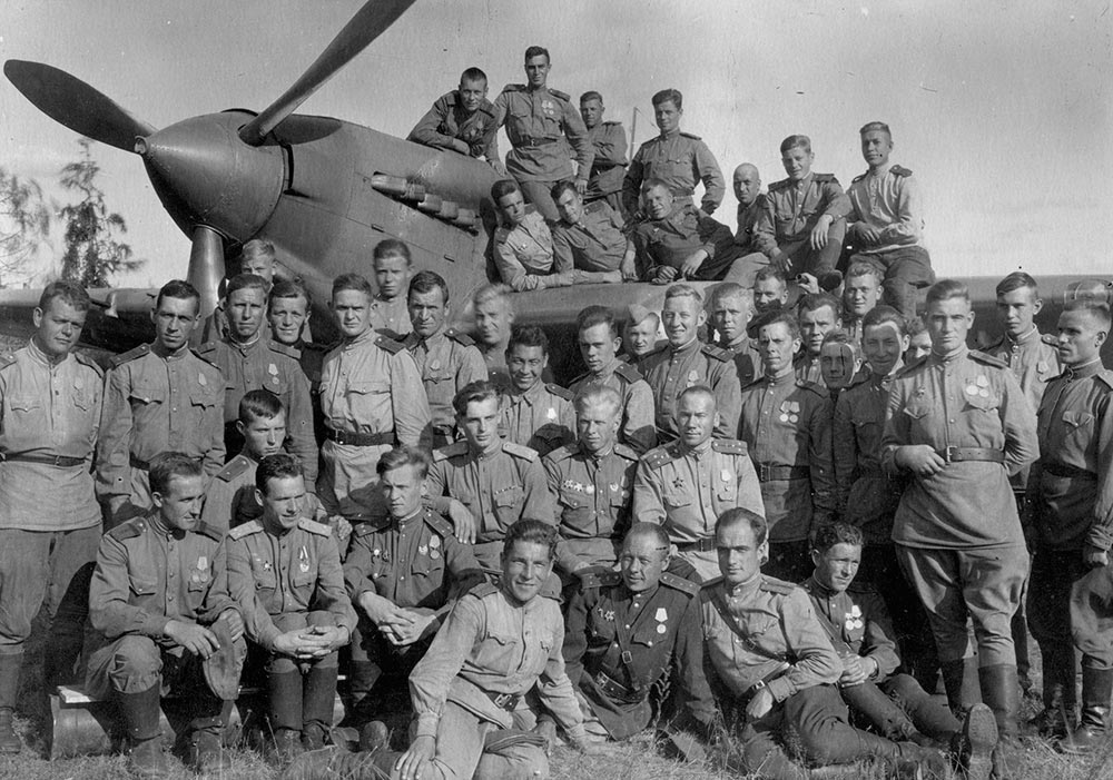 Пилоты и воздушные стрелки 566-го Солнечногорского штурмового авиационного полка 277-й штурмовой авиационной дивизии 1-й Воздушной Армии 3-го Белорусского фронта. 1944 г