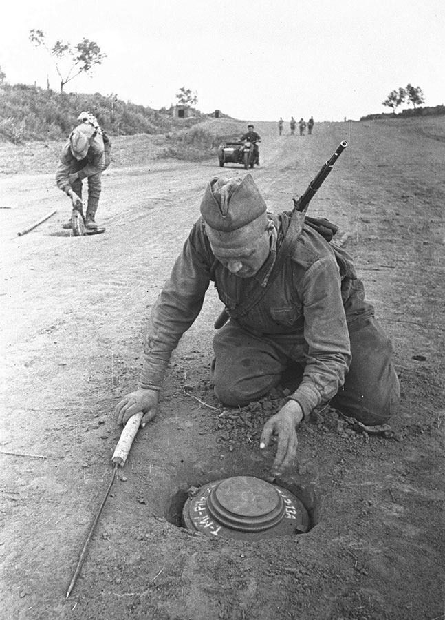 Cаперы обезвреживают немецкие <a href='https://arsenal-info.ru/b/book/3761193529/11' target='_self'>противотанковые мины</a>, район Сталинграда, 1943 г.