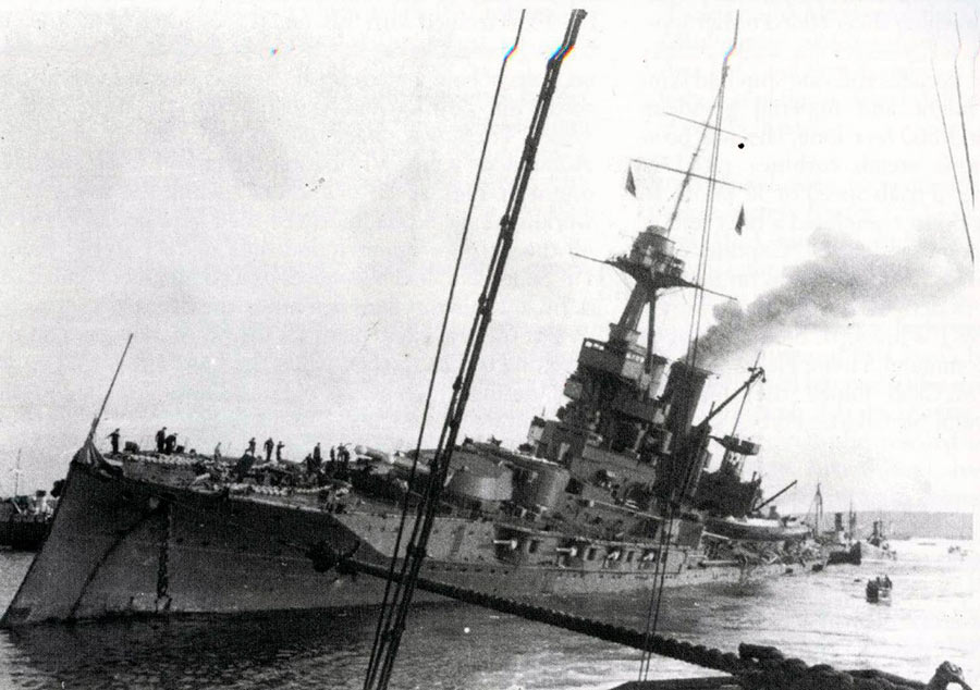 17 Октября 1939 года немецкие бомбардировщики совершили налет на британскую военно-морскую базу Скапа-Флоу. На снимке линкор «Айрон Дьюк», поврежденный попаданием бомбы.
