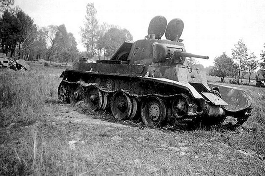 Подбитый советски танк БТ-7 покинутый экипажем, 1941 г.