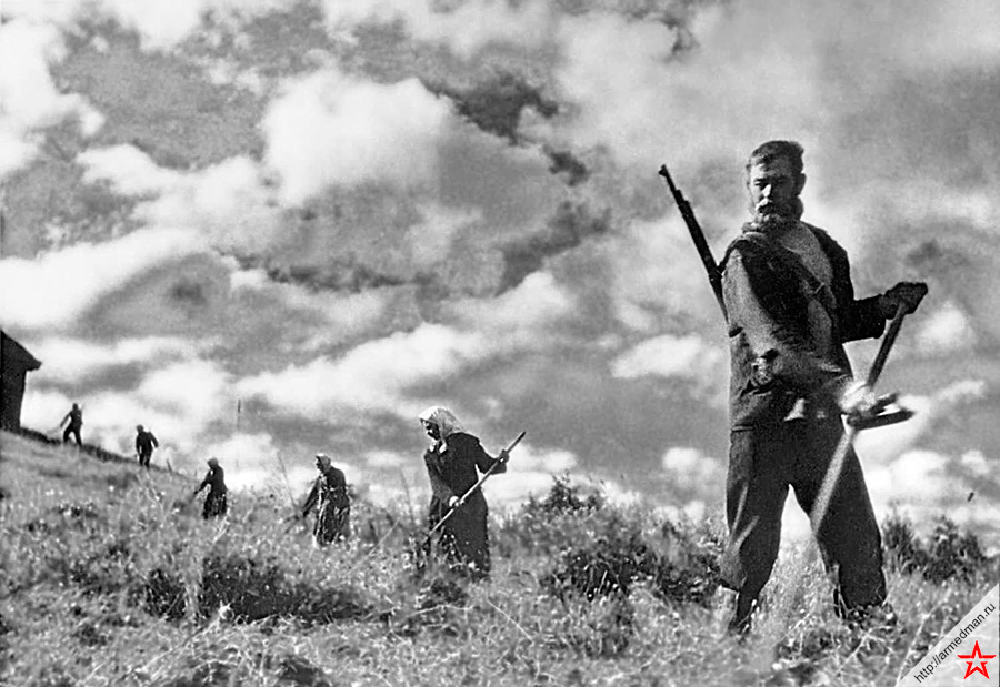 Советские партизаны во время сенокоса, 1942 год.
