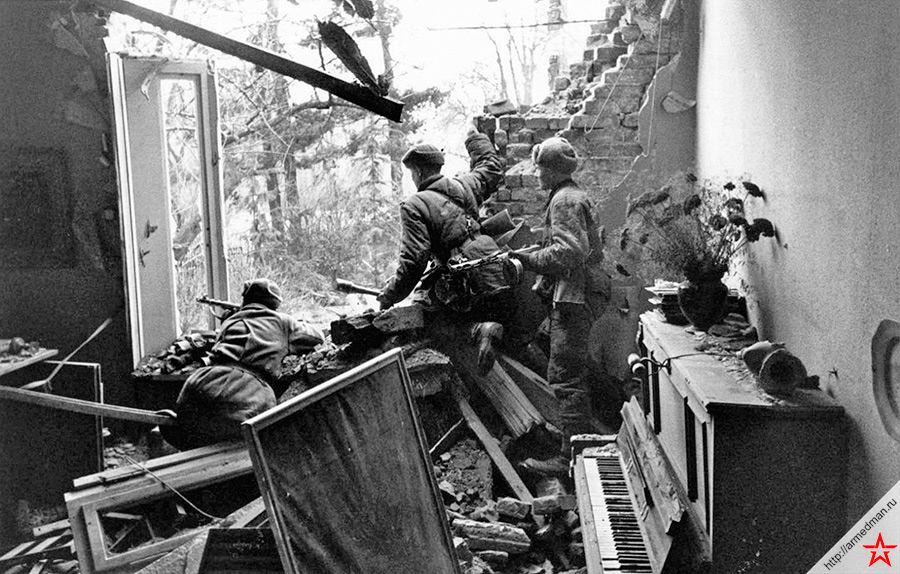 Бойцы подразделения капитана Александра Васильевича Кулагина в отбитом у противника доме в Бреслау. 1-й Украинский фронт. Март 1945 г.