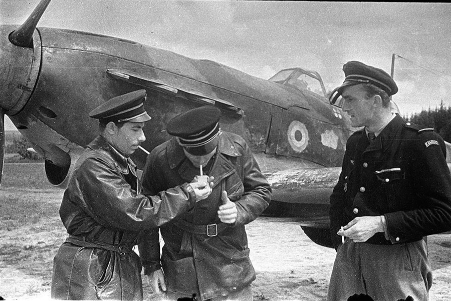 Французские летчики из эскадрильи «Нормандия», младший лейтенант Рисо, лейтенант Дервиов, и лейтенант Кастелен. Фотография сделана 17 июня 1943 года.