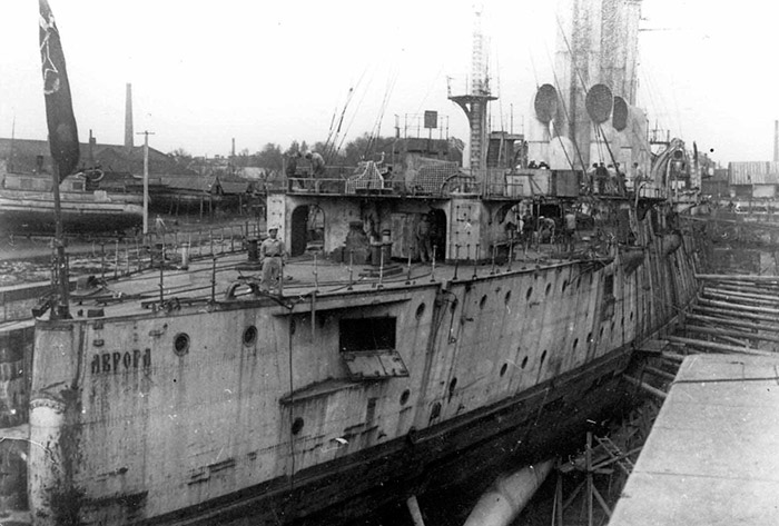Аврора проходит ремонт, 1923 год. Уже тогда корабль имел весьма солидный для крейсера возраст