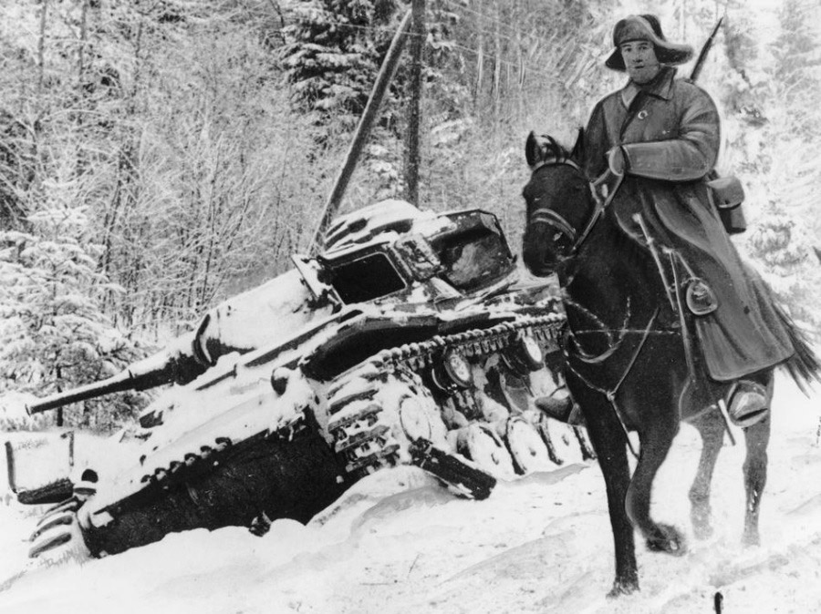 Бравый красный конник на фоне разбитого немецкого танка