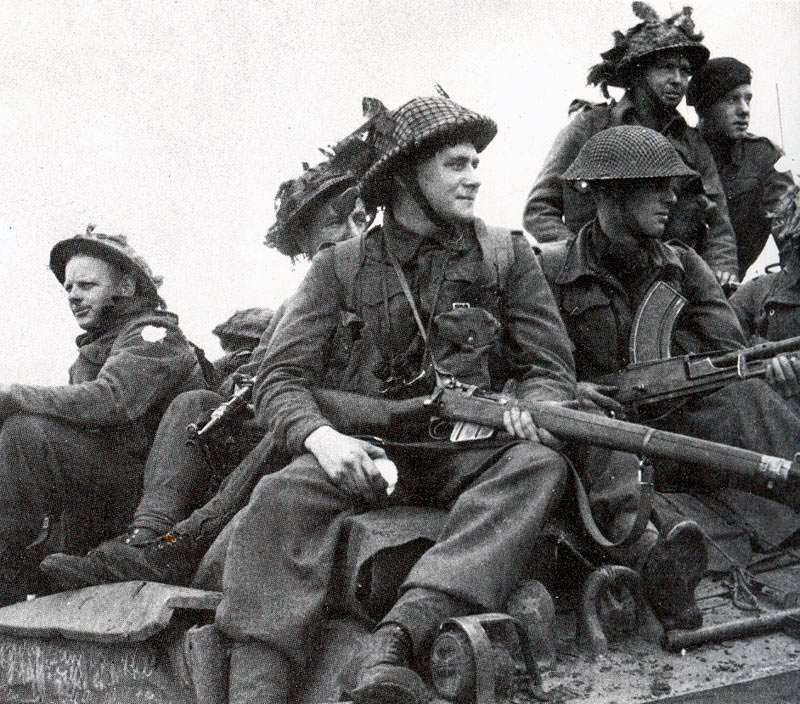 Английские солдаты с винтовками «Ли-Энфилд»