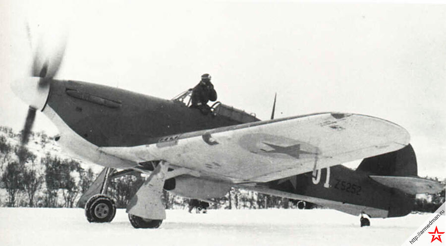 Английский истребитель «Харрикейн» на русском севере. Хорошо видно, что звезды на крыльях нанесены на закрашенные эмблемы королевских ВВС 