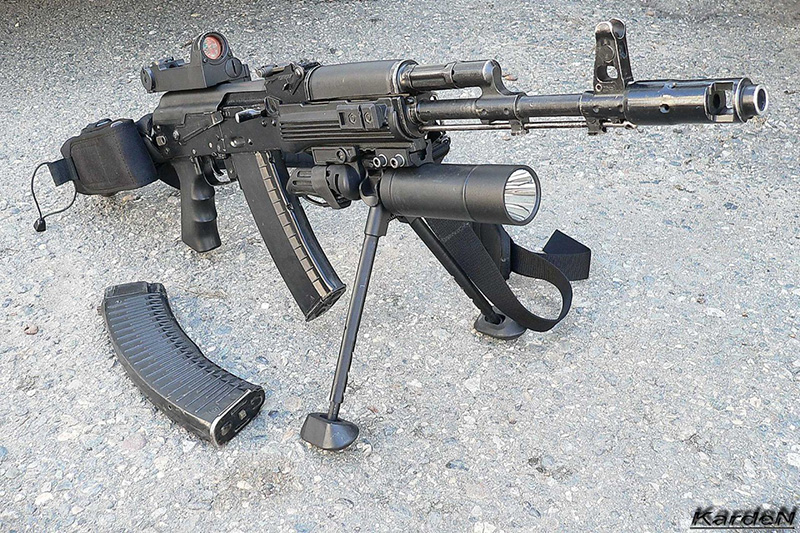 AK-74 - автомат Калашникова, калибр 5,45-мм