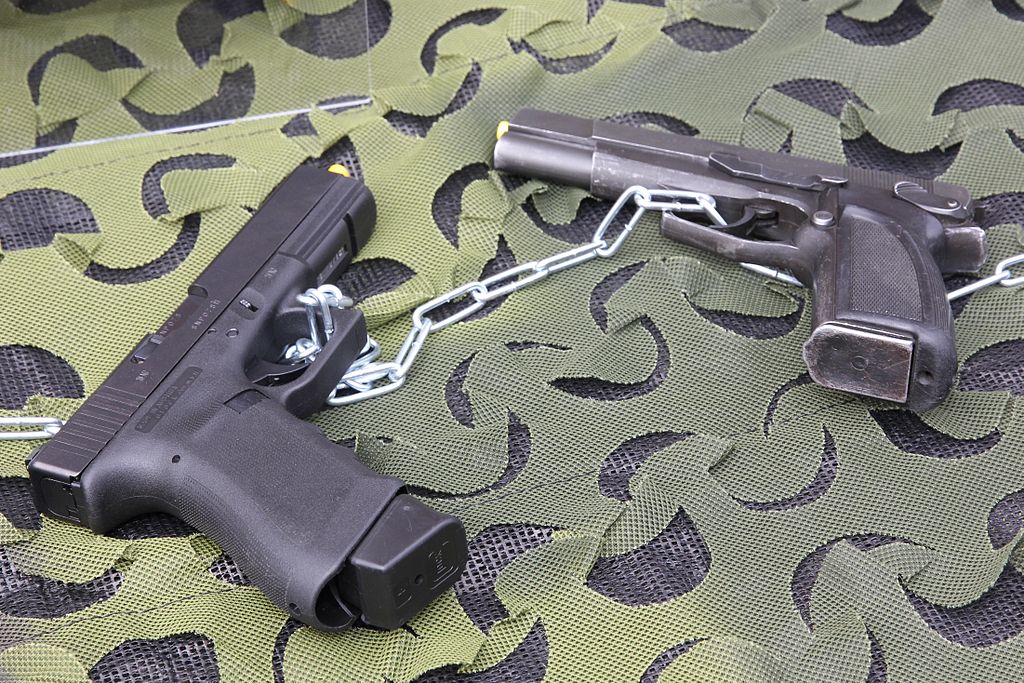 Glock 17 с рамкой RTF2 (слева)